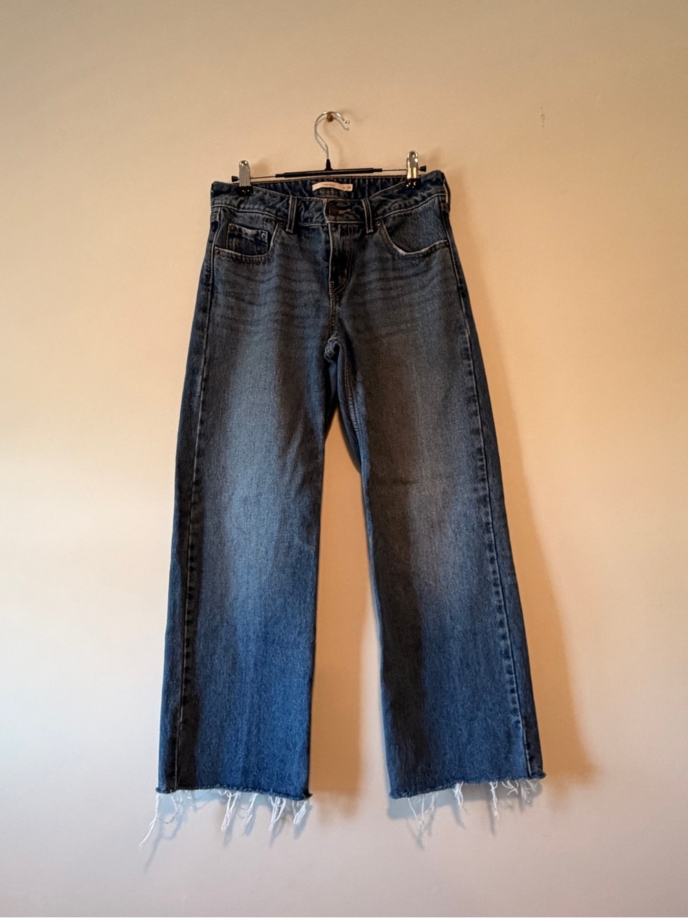 Levi’s Raw Hem Loose Low Jeans - Picture 3 of 5